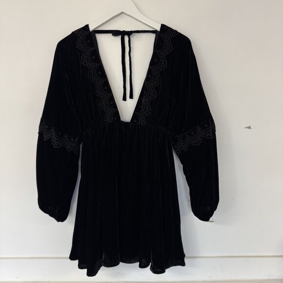 Revolve TULAROSA Juliet Dress Mini Black Velvet Peasant Eyelet Deep V Sexy XS - Picture 2 of 14